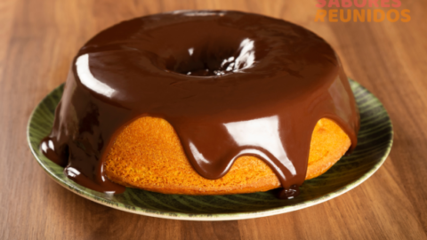 Bolo de cenoura com cobertura de chocolate